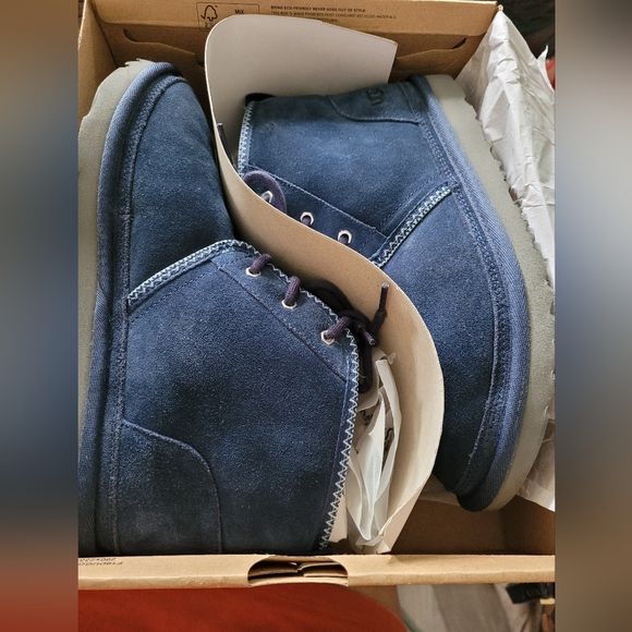 Ugg Neumell ll Tasman Big Kid Size 6. I'm the color Navy blue. Great Condition. - Picture 8 of 8